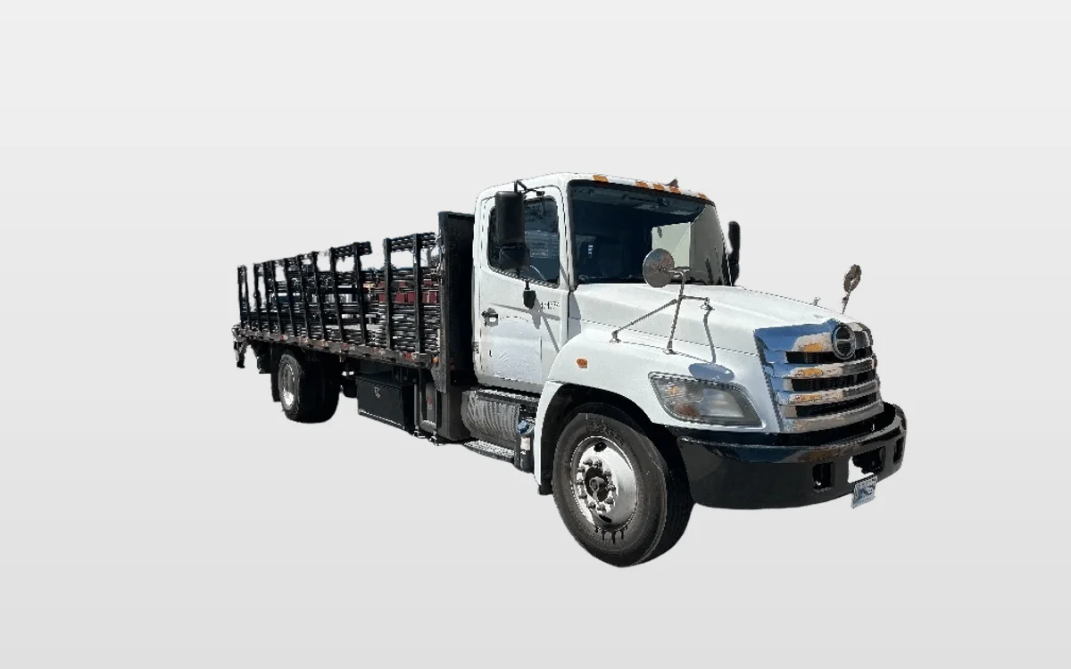 2017 Hino 268 - image 1