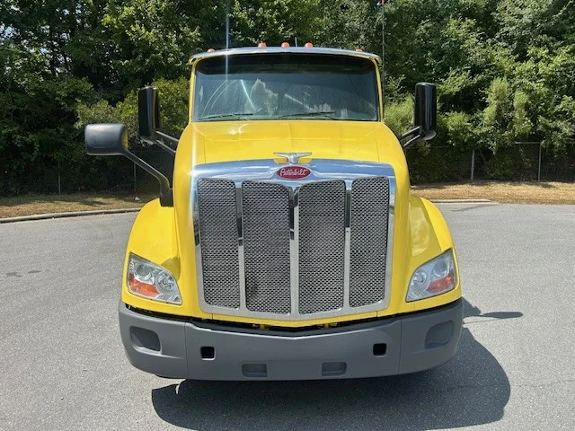 2021 Peterbilt 579 in Charlotte, NC — photo 2