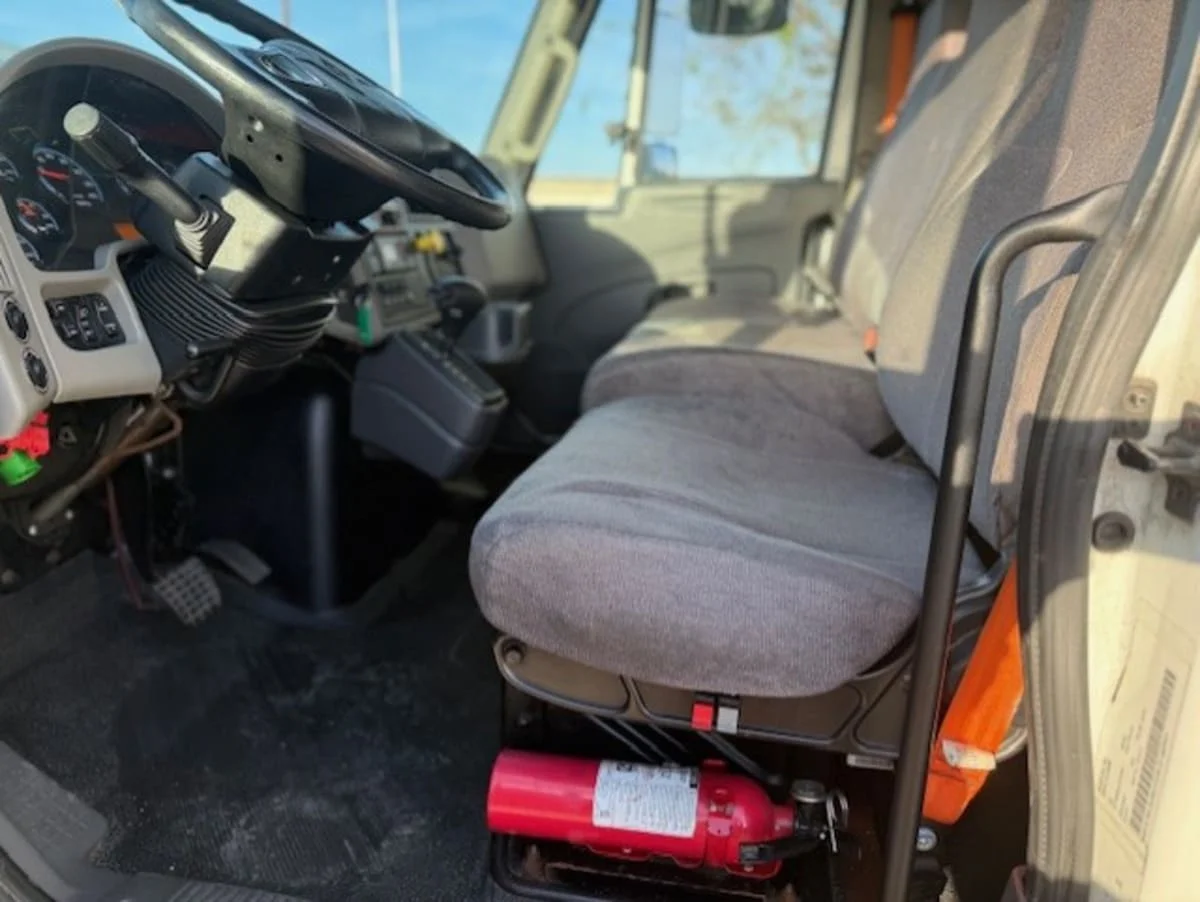 2018 International 4300 - image 12