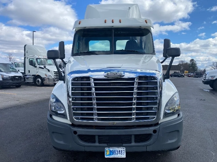 2018 Freightliner Cascadia - image 2