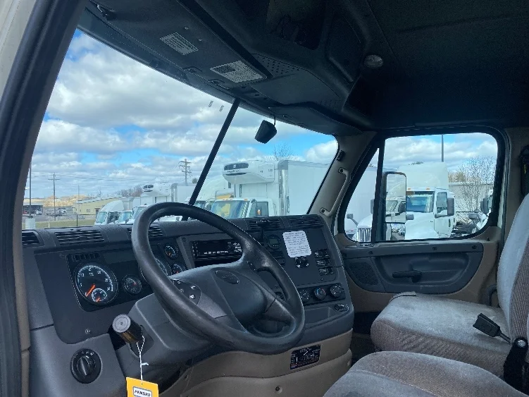 2018 Freightliner Cascadia - image 10