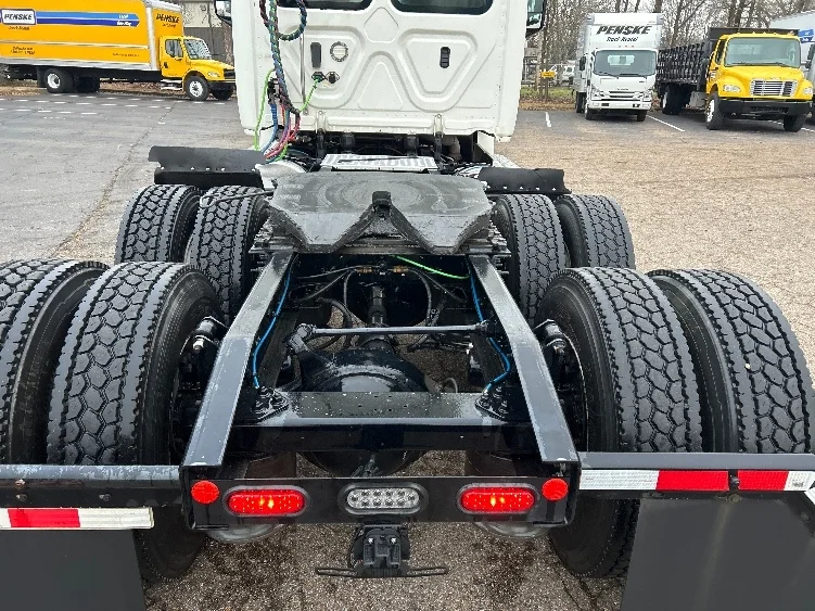 2020 Freightliner Cascadia - image 6