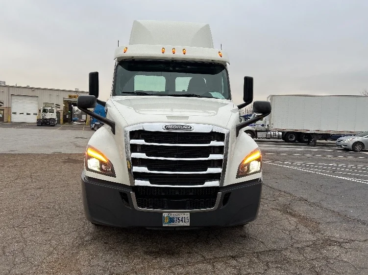 2020 Freightliner Cascadia - image 2