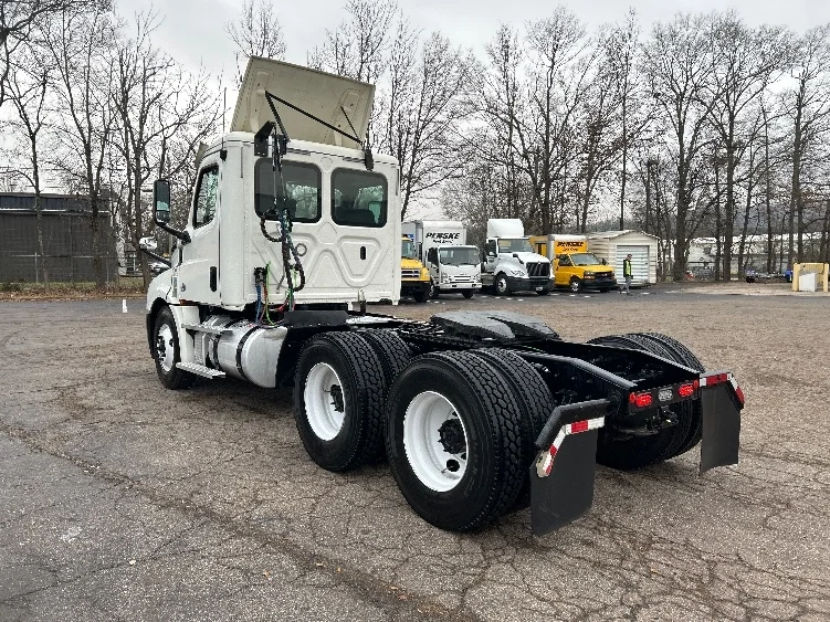 2020 Freightliner Cascadia - image 5