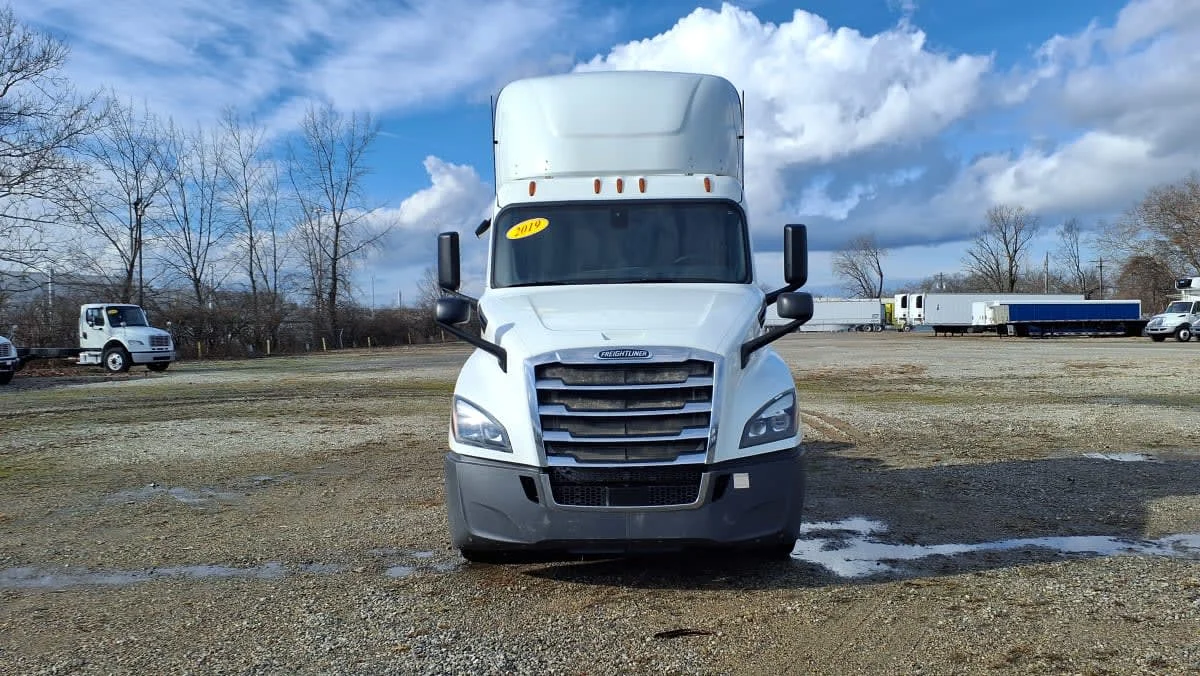 2019 Freightliner Cascadia in West Chester, OH — photo 2