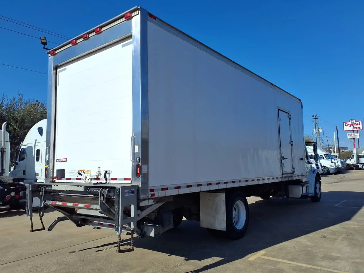 2019 Freightliner M2 106 in Houston, TX — photo 4