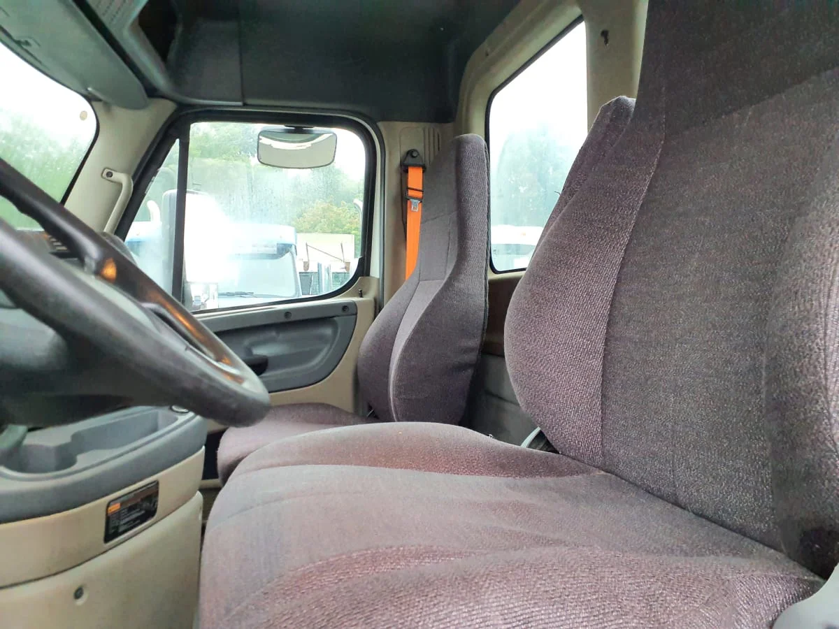 2016 Freightliner Cascadia - image 9