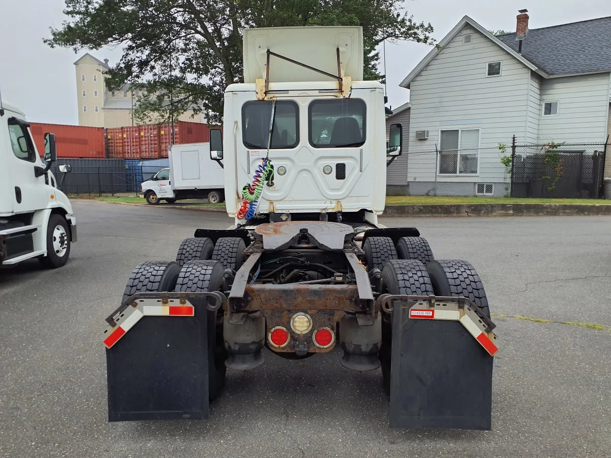 2016 Freightliner Cascadia - image 5
