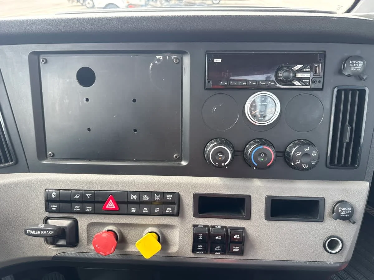 2020 Freightliner Cascadia in Taylor, MI — photo 12
