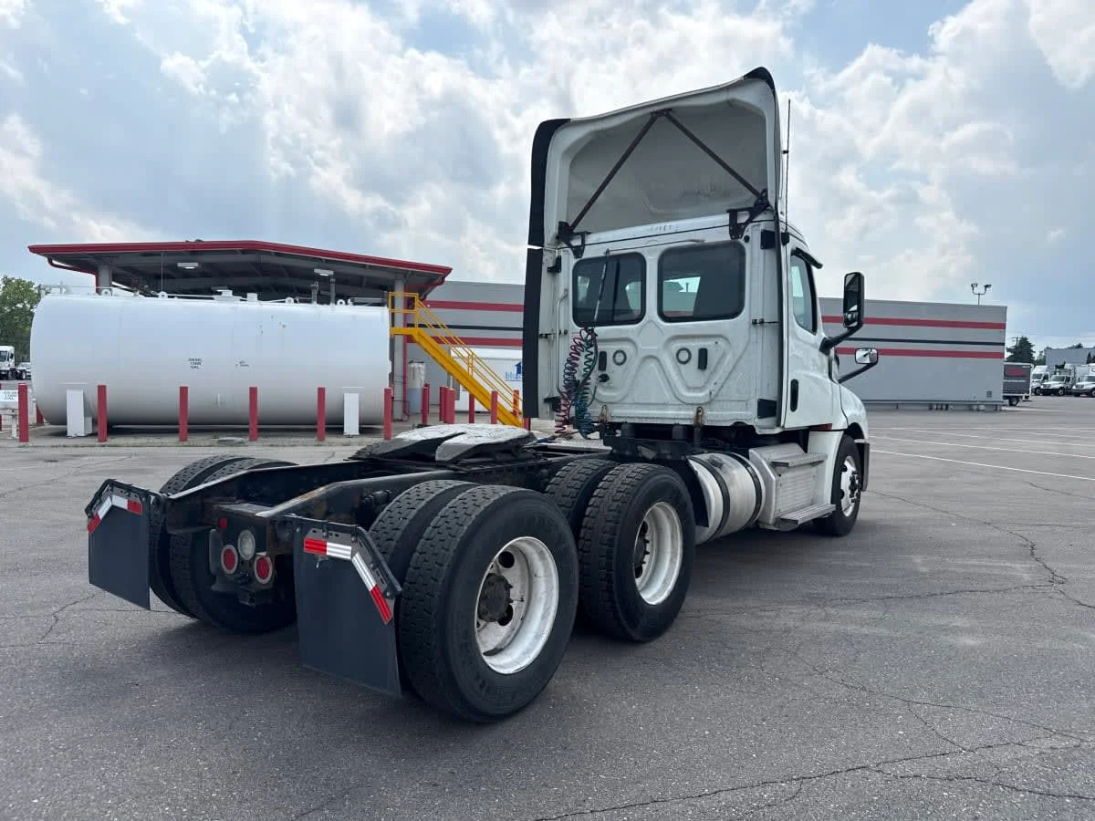 2020 Freightliner Cascadia in Taylor, MI — photo 4