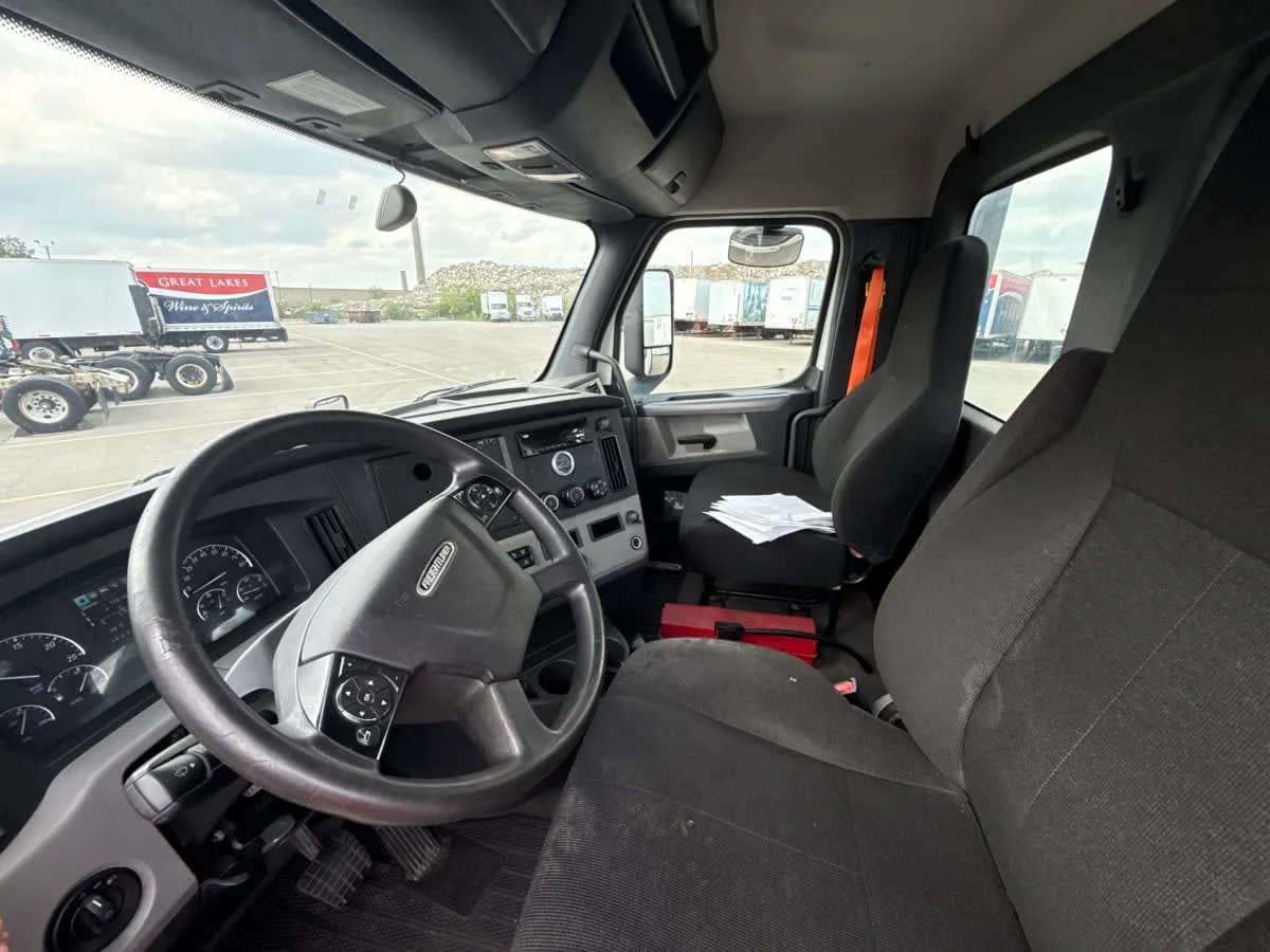 2020 Freightliner Cascadia in Taylor, MI — photo 7
