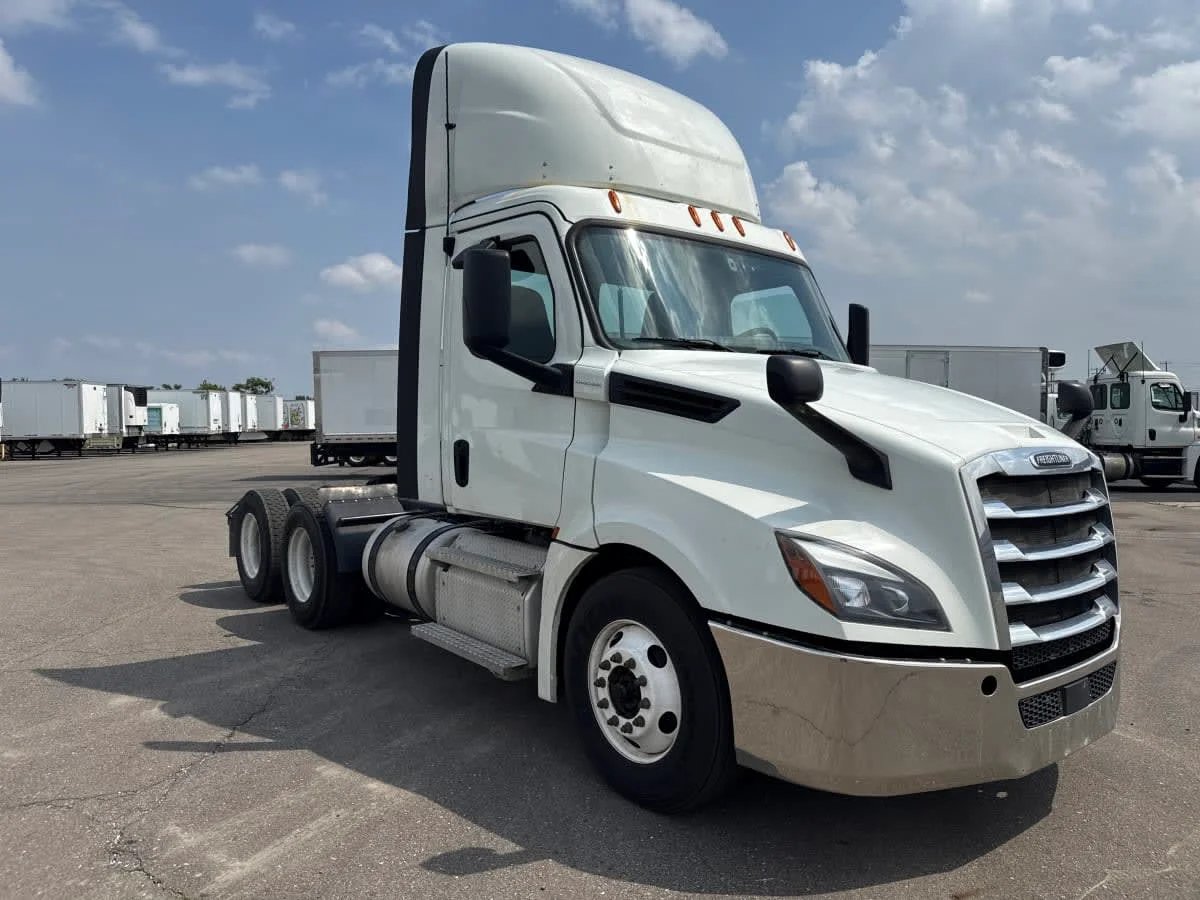2020 Freightliner Cascadia in Taylor, MI — photo 3