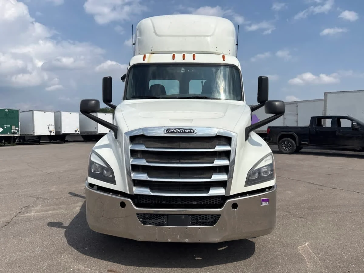 2020 Freightliner Cascadia in Taylor, MI — photo 2