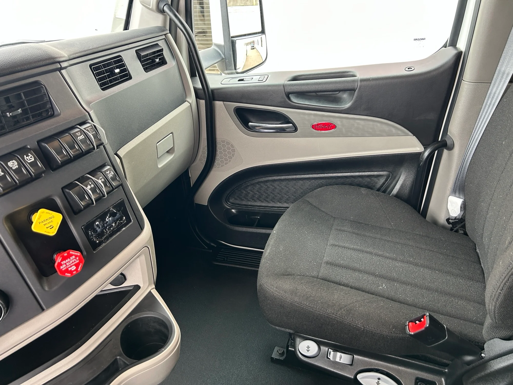 2025 Peterbilt 579 - image 9