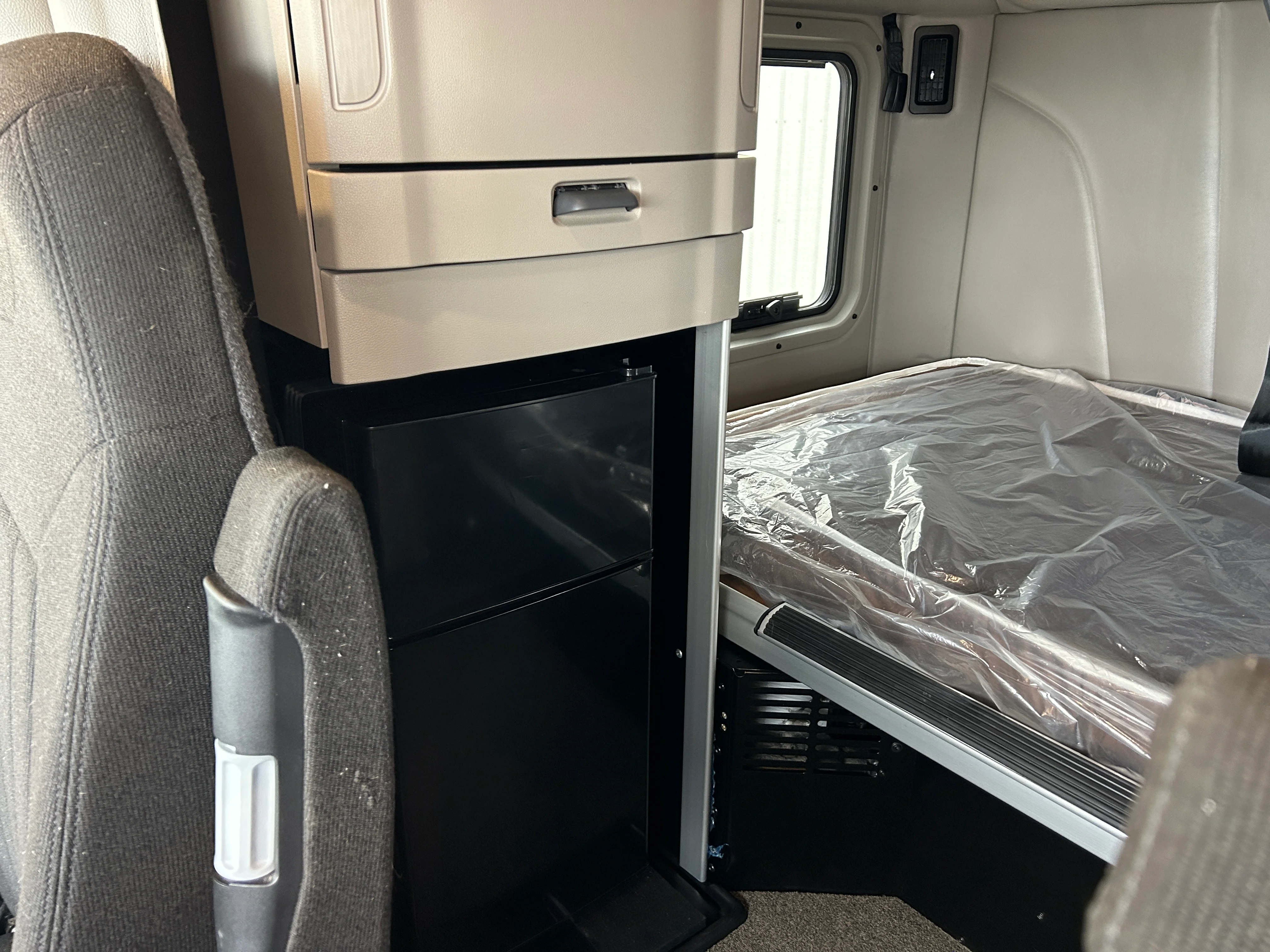 2025 Peterbilt 579 - image 14