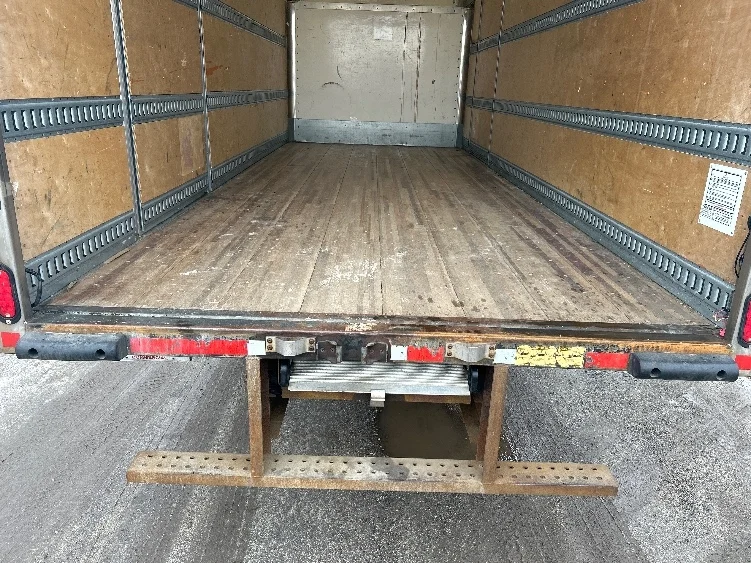 2020 Isuzu NRR in Braintree, MA — photo 10