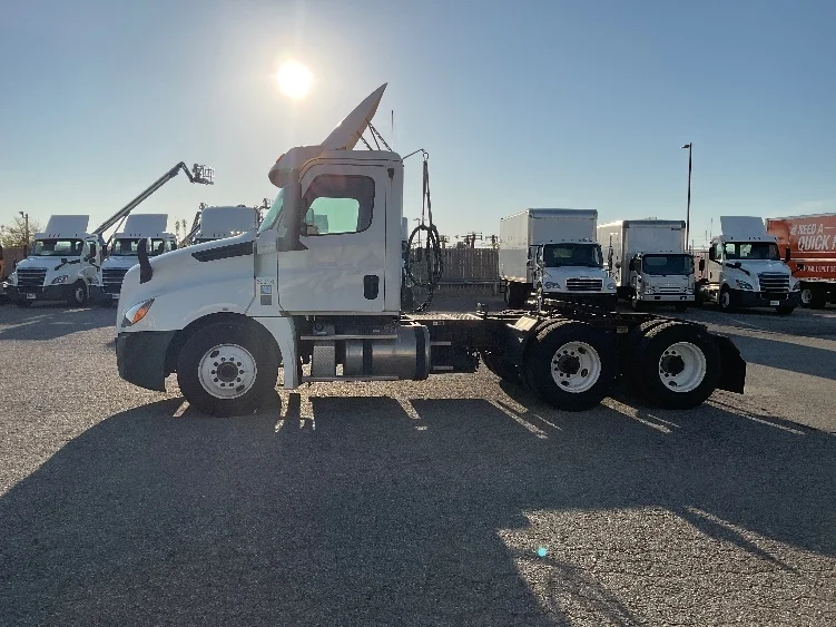 2019 Freightliner Cascadia in Flint, MI — photo 4