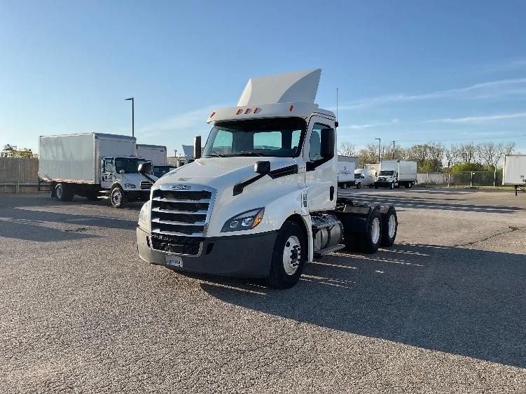 2019 Freightliner Cascadia in Flint, MI — photo 3
