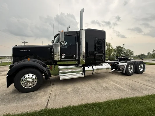 2027 Kenworth W900 in Columbia, MO — photo 8