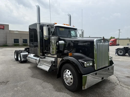 2027 Kenworth W900