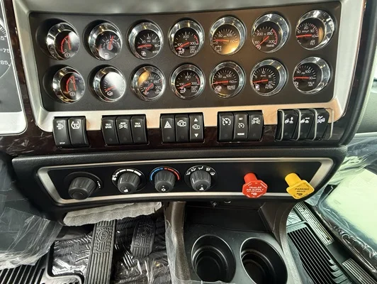 2027 Kenworth W900 in Columbia, MO — photo 6