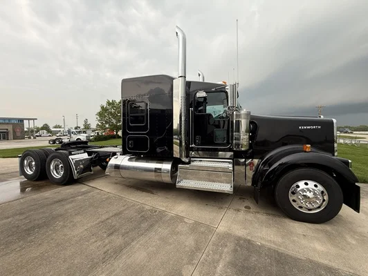2027 Kenworth W900 in Columbia, MO — photo 9
