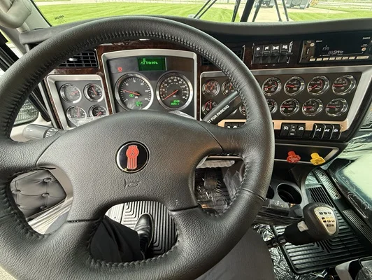 2027 Kenworth W900 in Columbia, MO — photo 3
