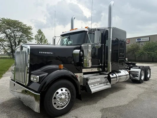 2027 Kenworth W900 in Columbia, MO — photo 2