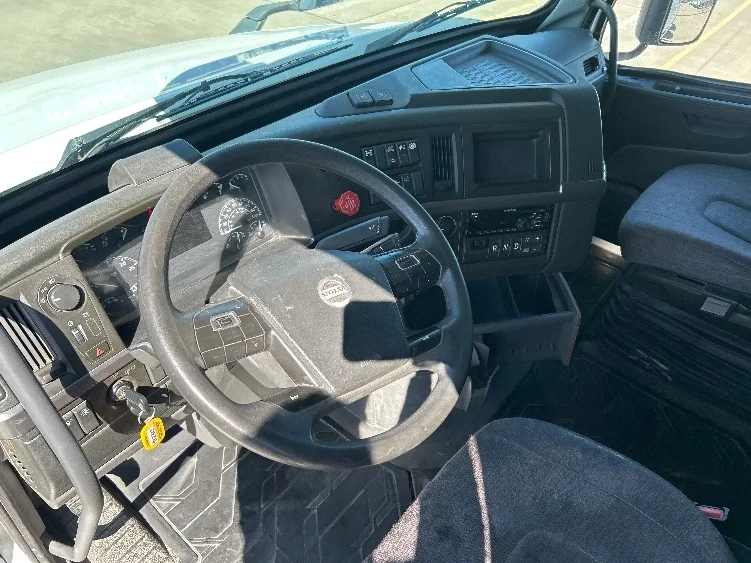 2022 Volvo VNL 760 - image 10