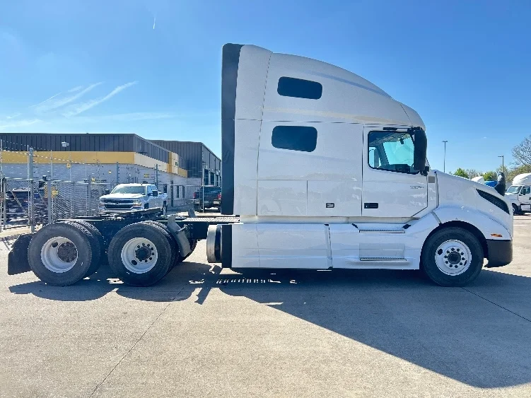 2022 Volvo VNL 760 - image 8