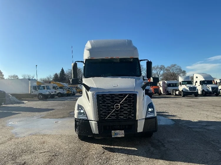 2023 Volvo VNL 760 - image 2