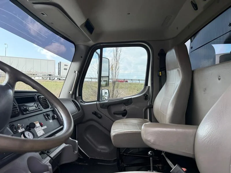2015 Freightliner M2 106 - image 6