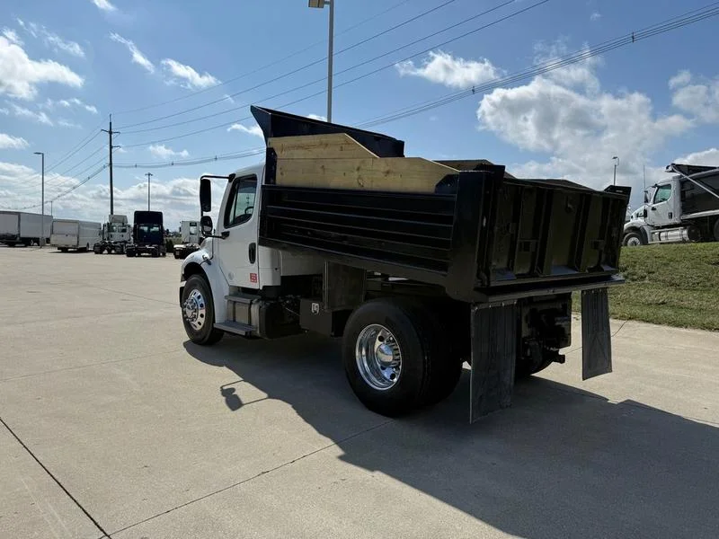 2015 Freightliner M2 106 - image 2