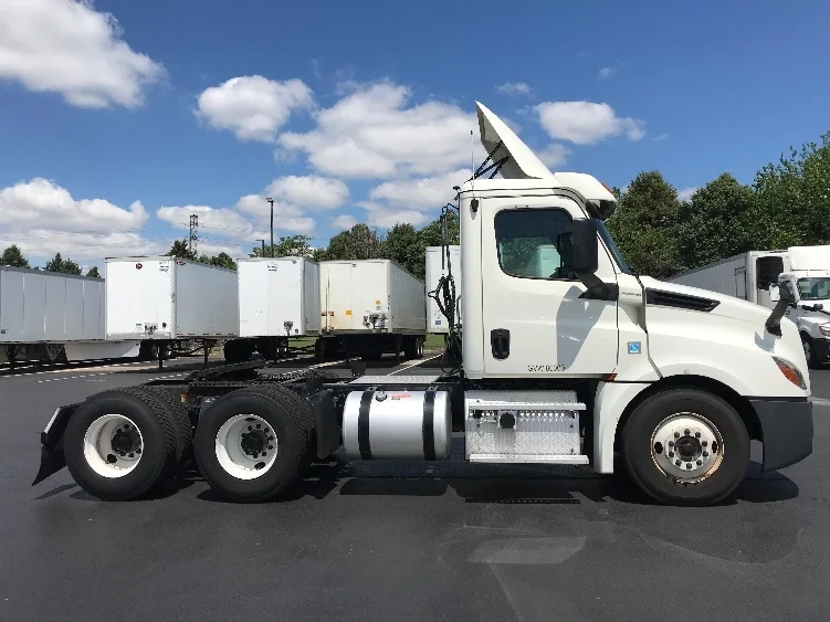 2018 Freightliner Cascadia in Allentown, PA — photo 8