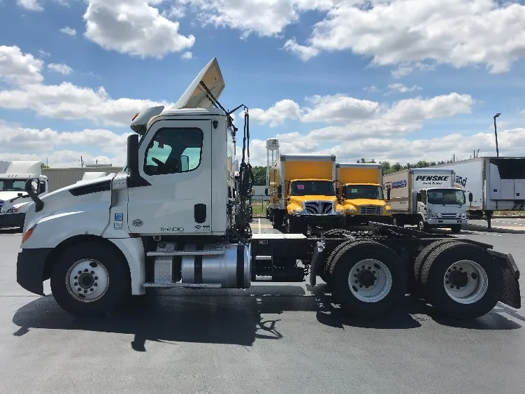 2018 Freightliner Cascadia in Allentown, PA — photo 4