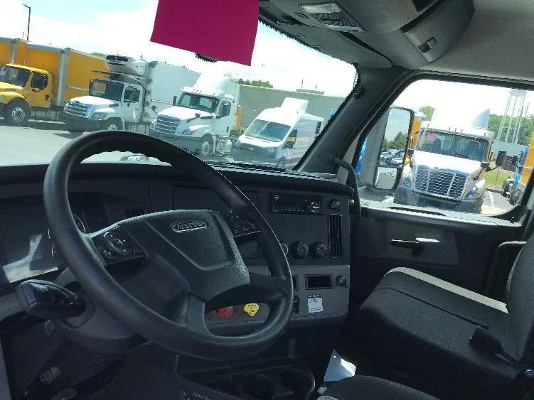 2018 Freightliner Cascadia in Allentown, PA — photo 10