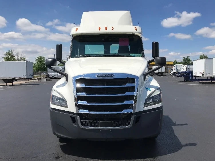 2018 Freightliner Cascadia in Allentown, PA — photo 2