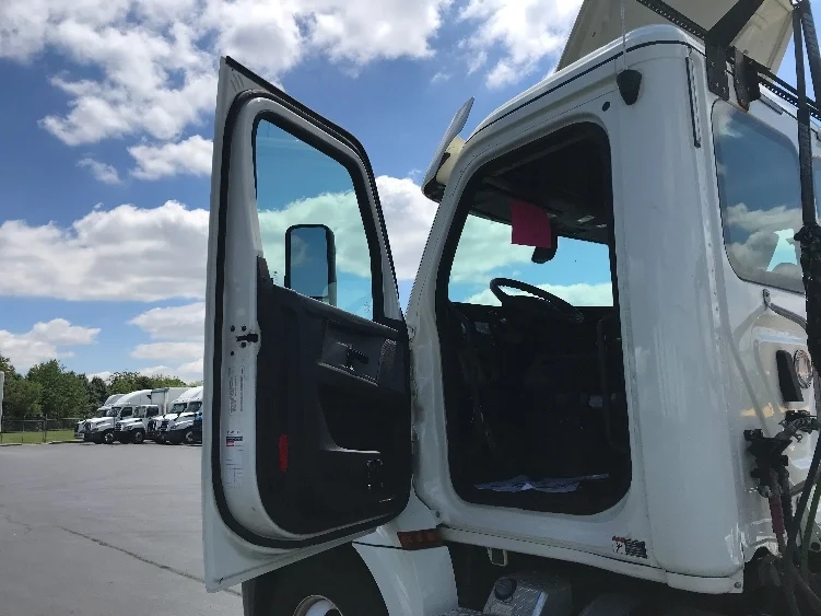 2018 Freightliner Cascadia in Allentown, PA — photo 9