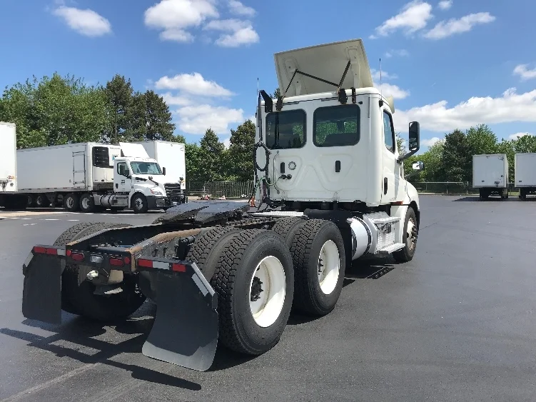 2018 Freightliner Cascadia in Allentown, PA — photo 7