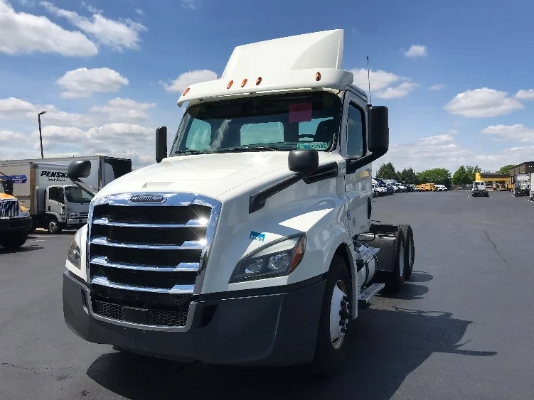 2018 Freightliner Cascadia in Allentown, PA — photo 3