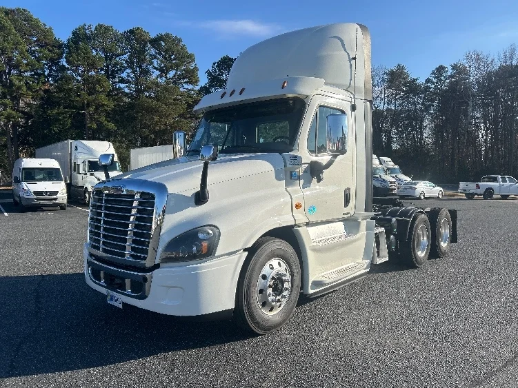 2017 Freightliner Cascadia - image 3
