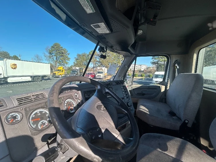 2017 Freightliner Cascadia - image 10