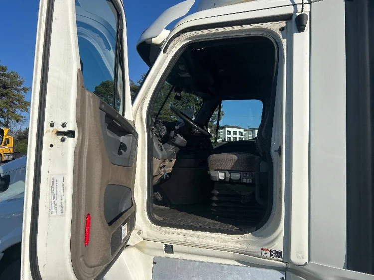 2017 Freightliner Cascadia - image 9