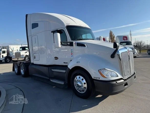 2022 Kenworth T680 - image 3