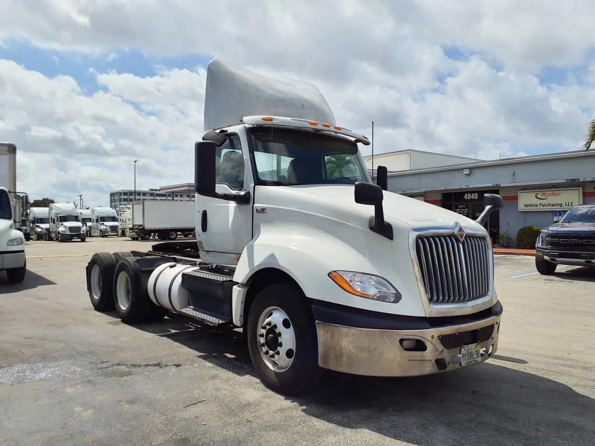 2018 International LT in Miami, FL — photo 3
