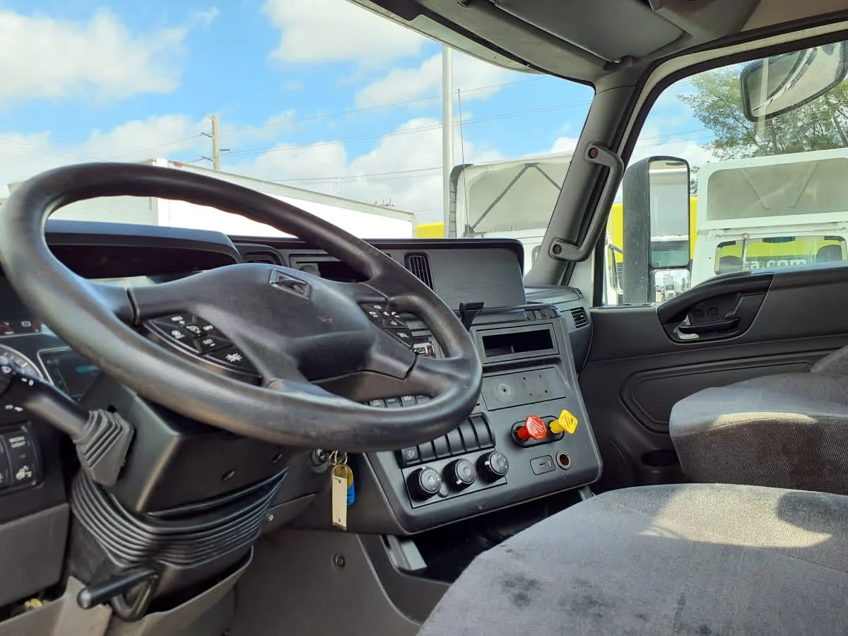2018 International LT in Miami, FL — photo 7