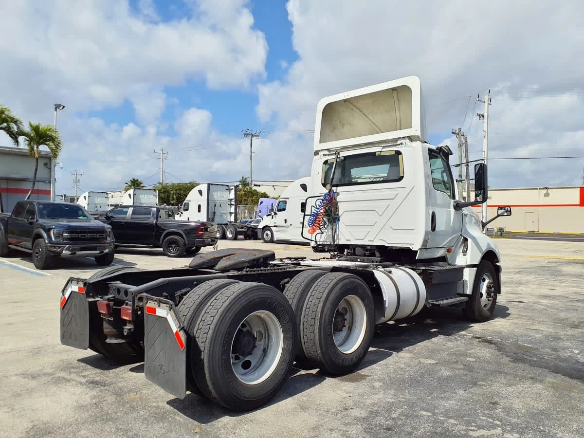 2018 International LT in Miami, FL — photo 4