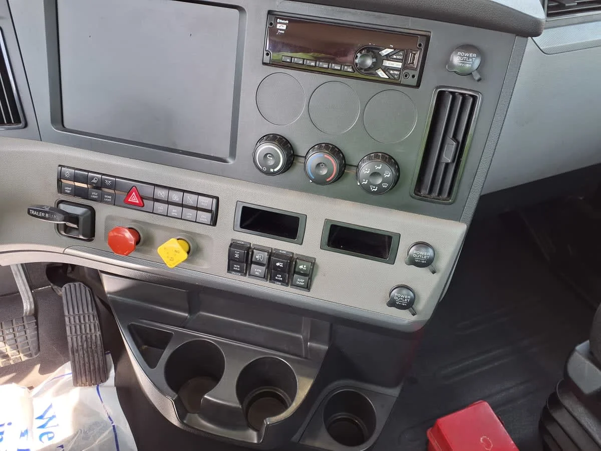 2020 Freightliner Cascadia - image 11