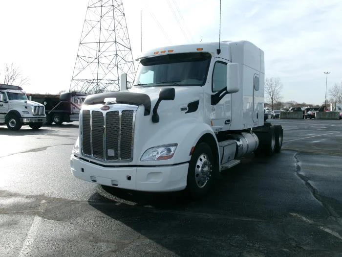 2022 Peterbilt 579 in Indianapolis, IN — photo 2