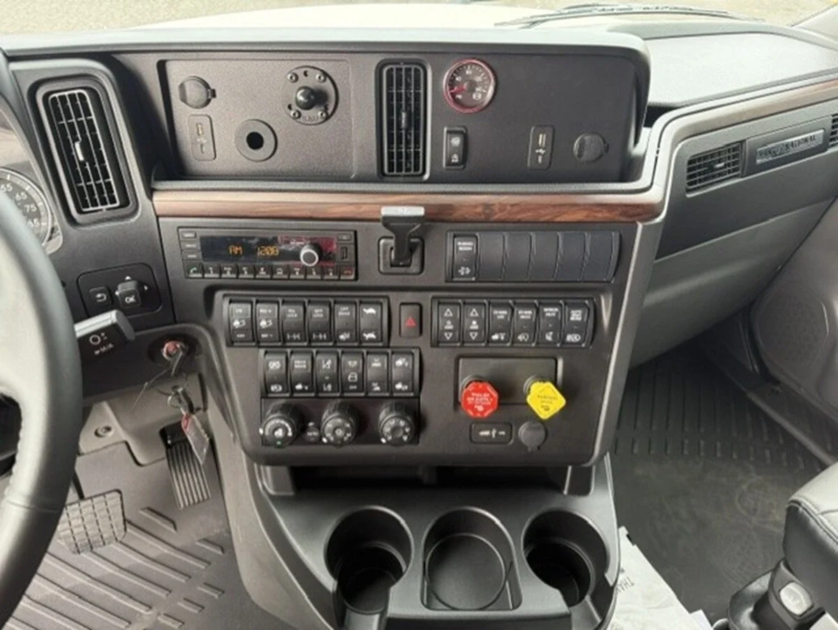 2027 International LT — photo 4